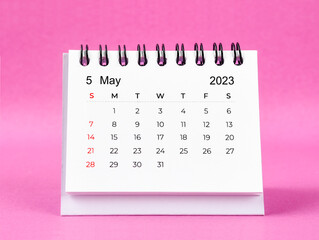 Obraz na płótnie Canvas The May 2023 desk calendar on pink color background.
