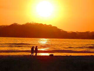 Stranspaziergang im Abendlicht