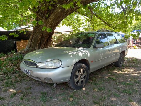Ford Mondeo rural estate station wagon circa 2000 under a tree. 