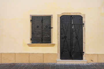 Hausmauer mit Tür und Fenster aus Metall als Hintergrund