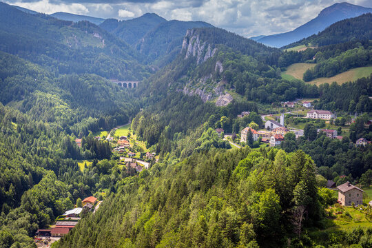Semmering Landschaft mit Berge, Wald und Semmeringbahn bei bew&ouml;lktem Himmel