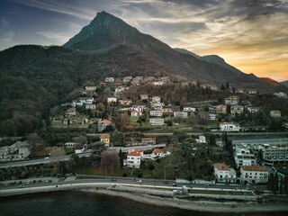 Obraz premium Landscape of a town surrounded by mountains in the evening in Italy
