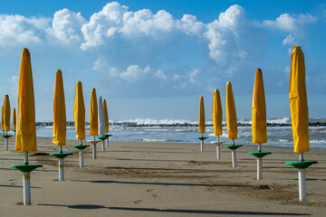 Alignement de parasols sur une plage en Italie