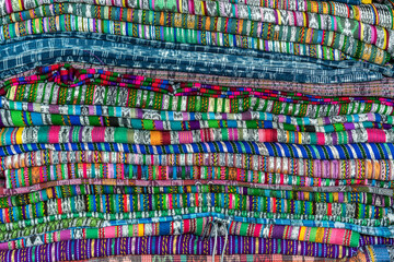 Bunte Stoffe aus Guatemala schön geschichtet auf einen Haufen