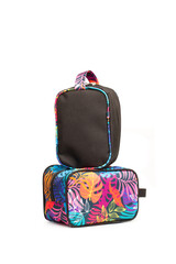 Bolso de mano con motivos florales sobre un fondo blanco liso y aislado. Vista de frente y de...