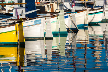 Bateaux de pêche à quai dans le port de Marseille