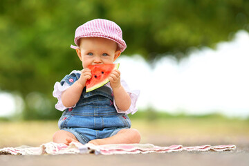 kleines Mädchen mit Melone im Sommer