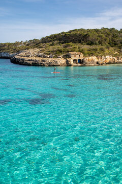 Cala Mondrag&ograve; nell'isola di Maiorca, Spagna; nel Parc Natural Mondrag&ograve;, una delle zone pi&ugrave; affascinanti dell&rsquo;isola grazie alle dune di sabbia, alle foreste di pini, alle splendide baie sabbiose.