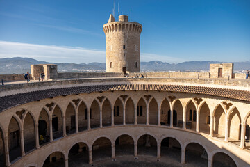 Il castello di Bellver, situato in cima a una collina vicino a Palma di Maiorca, è uno dei pochi castelli gotici circolari in Europa. Particolare del cortile interno circolare