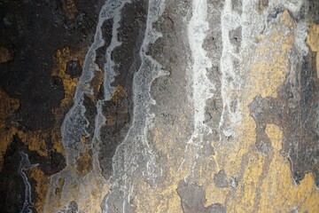 Alte verwitterte gelb-grau-weiße Stahlfläche mit Muster als Hintergrund