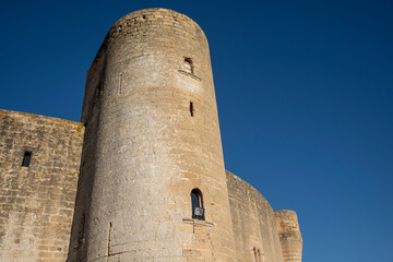 Fototapeta na wymiar Il castello di Bellver, situato in cima a una collina vicino a Palma di Maiorca, è uno dei pochi castelli gotici circolari in Europa. Particolare del cortile interno circolare