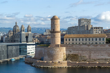 Tour en pierre à l'entrée du port de Marseille