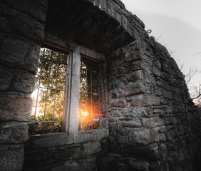 Sonnenuntergang durch ein altes Burgfenster