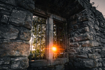 Sonnenuntergang durch ein altes Burgfenster