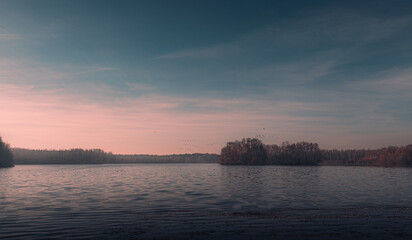Fototapeta na wymiar Ausblick über einen See am Morgen