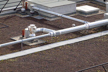 Des canalisations industrielles sur un toit d'usine - 594359036