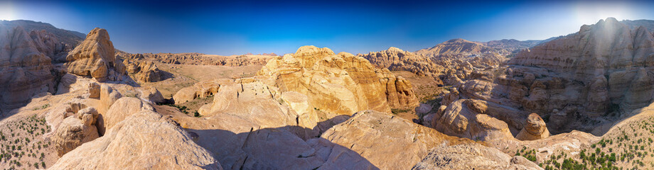 Petra w Jordanii. Panorama pustynnych formacji skalnych. - obrazy, fototapety, plakaty