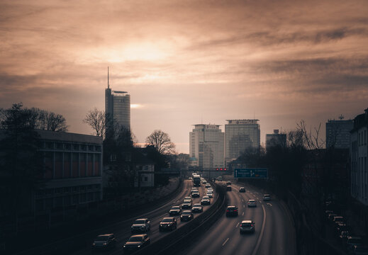 Autobahn im Ruhrgebiet bei Sonnenuntergang