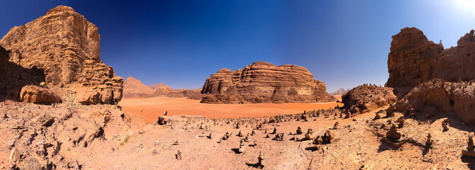 Wadi Rum w Jordanii. Widok na pustynie i formacje skalne na tle błękitnego, bezchmurnego nieba. 