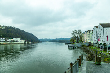 Obraz premium Frühlingswanderung durch das Vorland des Bayerischen Wald bei Passau - Bayern - Deutschland 