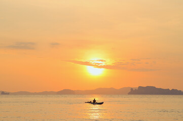 Naklejka premium Summer sunset view on the beach. Beautiful blazing sunset landscape