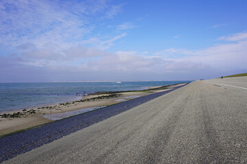 Radweg unterhalb der Dünen mit Blick auf die Nordsee bei Den Helder in Holland