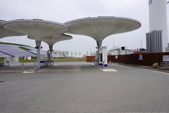 Blick auf eine Tankstelle Wasserstoff bei Alkmaar in Holland