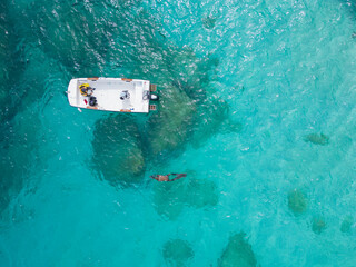 The adventure of the diver who wants to spear fishing