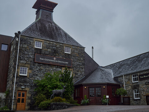 old stone building of the traditional Glenfiddich distillery