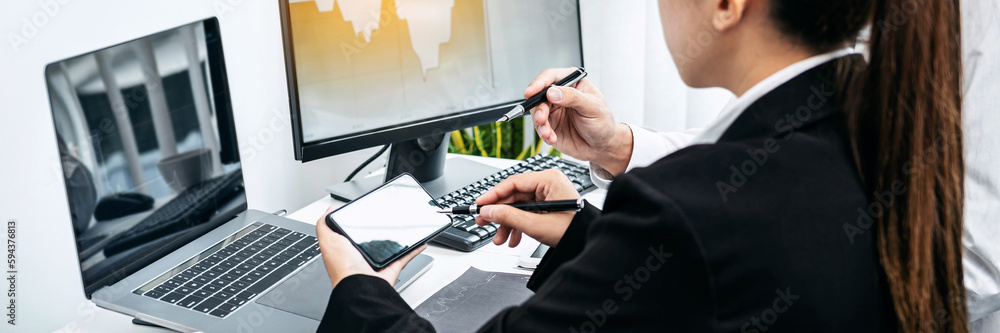 Aufkleber two business colleagues pointing stock data chart on smartphone