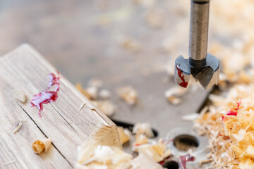 Werkstattunfall mit der Bohrmaschine bei der Holzbearbeitung.