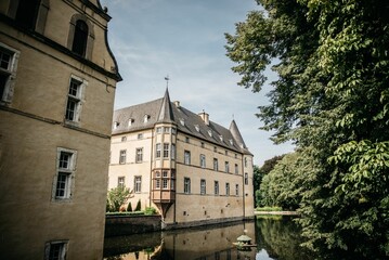 Obraz premium Old building at the lake surrounded with lush vegetation