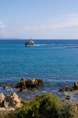 Yacht à l'entrée du port d'Antibes, dit 