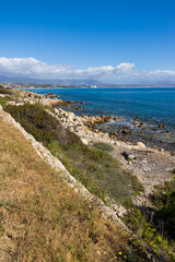 Fototapeta na wymiar Panorama sur la côte jusqu'à Nice depuis le sentier du Fort Carré à Antibes