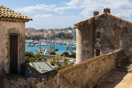 Ville et port d'Antibes depuis les remparts du Fort Carr&eacute;