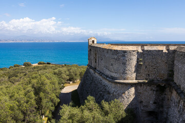 Bastion du Fort Carré d'Antibes en surplomb de la Méditerranéen