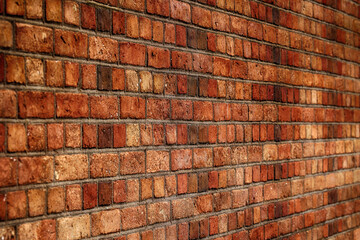 Mur z czerwonej cegły z równych prostokątów. Ściana. 