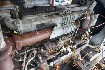 Stary silnik diesla przygotowany do naprawy i renowacji.  Zepsuty