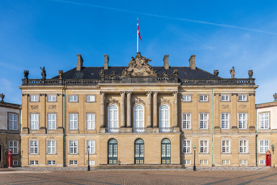 amalienborg castle in copenhagen