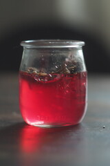 Mały szklany słoik z czerwoną żelatyną