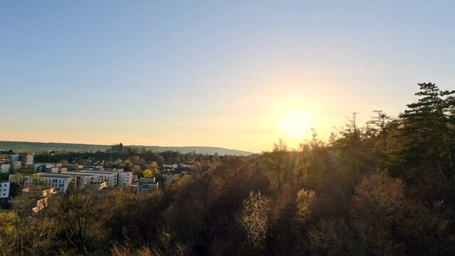 Luftaufnahme &uuml;ber dem Wald beim Hockgraben mit Blick auf die Sonnenb&uuml;hl Wohngegend beim Sonnenuntergang. Bodensee, Konstanz, Baden-W&uuml;rttemberg, Deutschland, Europa.
