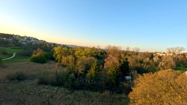 Luftaufnahme &uuml;ber dem Hockgraben mit Blick auf die Universit&auml;t beim Sonnenuntergang. Bodensee, Konstanz, Baden-W&uuml;rttemberg, Deutschland, Europa.