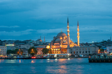 Fototapeta na wymiar New Mosque (Yeni Cami) in blue night in istanbul