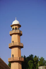 Obraz premium A tower with a white dome and a blue sky
