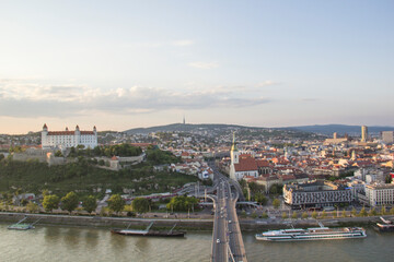 Obraz premium Beautiful view of the Bratislava castle on the banks of the Danube in the old town of Bratislava, Slovakia on a sunny summer day