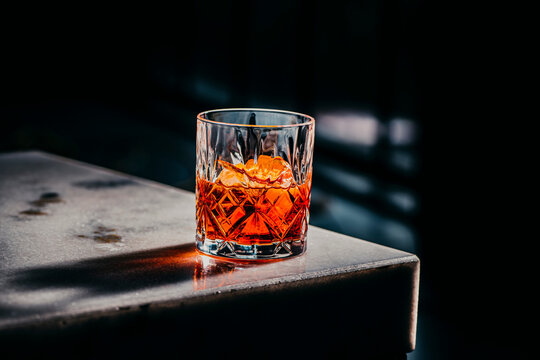 coctel negroni en vaso de cristal