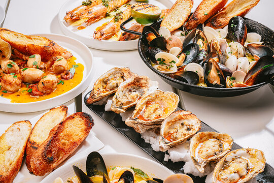 variedad de platos de mariscos en una mesa blanca.