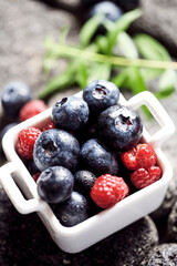 Arándanos y frambuesas sobre piedra