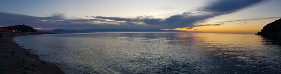 Tramonto sulle coste e sul mare della Sicilia