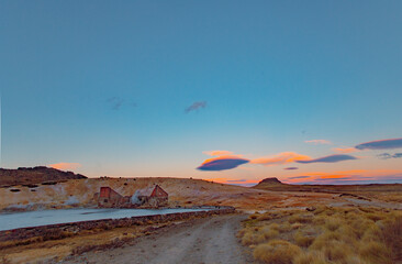 Paisaje volcanico en atardecer